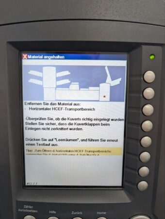 Fehlermeldung 82 (Material angehalten im horizontalen HCEF-Transportbereich) auf dem Display einer Pitney Bowes Kuvertiermaschine
