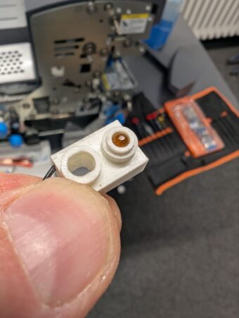 Ausgebauter und mechanisch abnutzter (abgeschliffener) S26 Sensor für Pitney Bowes Di950 Kuvertiersysteme.