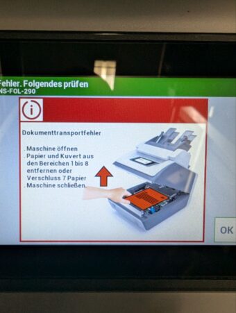 Das Display einer Quadient DS-40 Kuvertiermaschine mit der Fehlermeldung INS-FOL-290 vor der Reinigung.